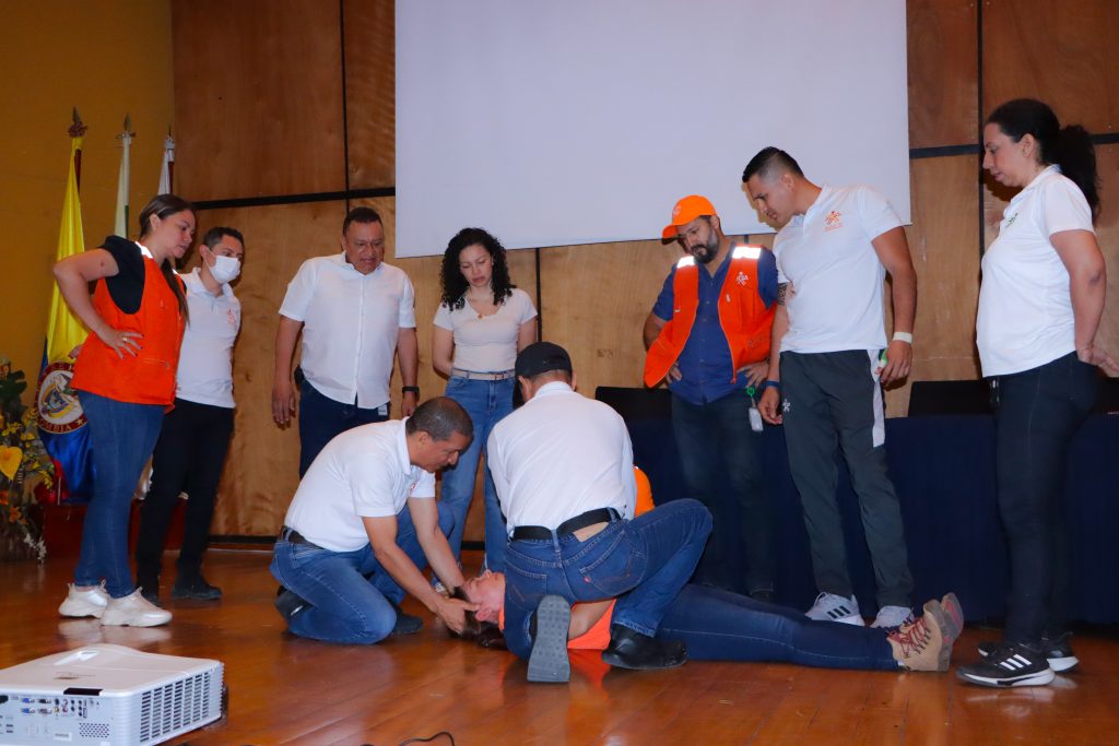 Instructores capacitadose con técnicas profesionales de primeros auxilios.