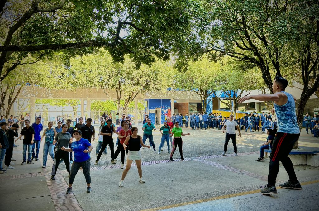 Jóvenes haciendo ejercicio en la plazoleta del SENA Neiva
